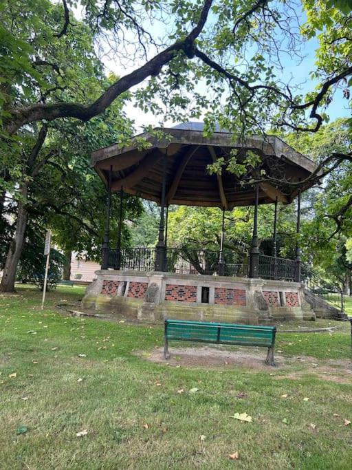 Апартаменты Le Petit Kiosque - Terrasse Parking & Local Velo Верден-сюр-Мёз Экстерьер фото